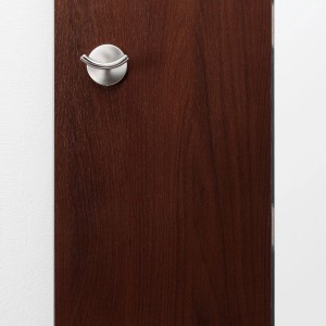 Fackelmann Doppel-Wandhaken Fusion Chrom an dunkler Holzvertäfelung.