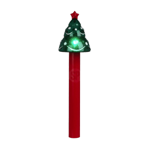 Grüne Solarleuchte als Weihnachtsbaum mit rotem Stern, leuchtet grün, auf rotem Erdspieß. Weihnachtliche Gartendekoration.