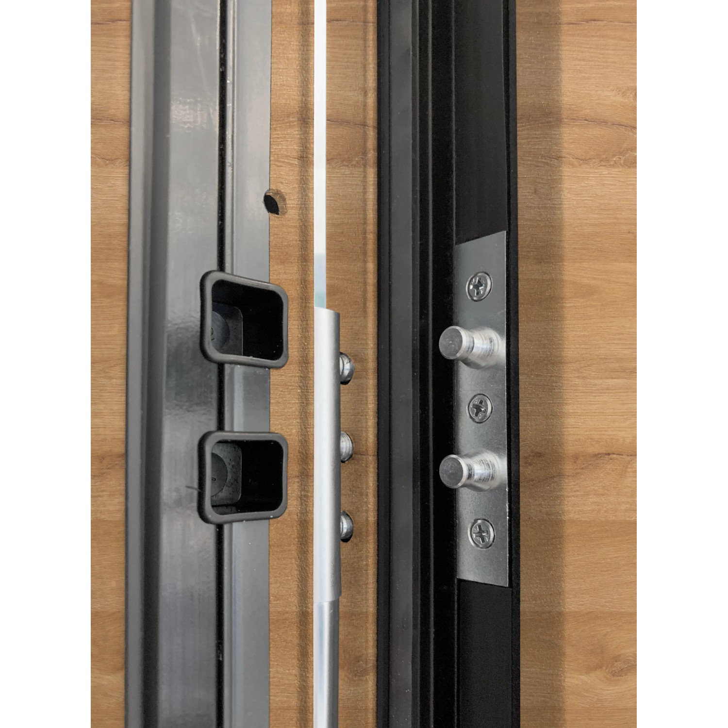 Detailaufnahme: Splendoor Wohnungseingangstür BARI ACOUSTIC RC2 Eiche, Fokus auf Verriegelung und Sicherheit.