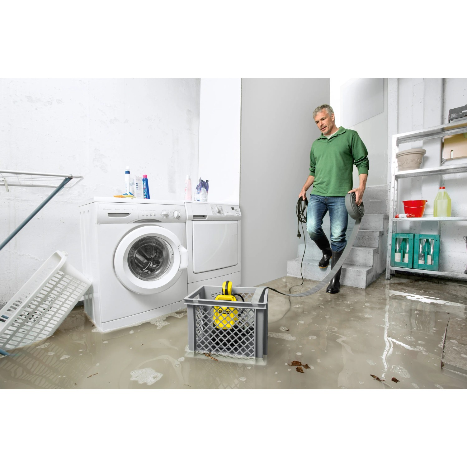 Kärcher SP 16.000 Flood Box Schmutzwasser-Tauchpumpe im Einsatz in überflutetem Keller.