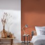 Michalsky Living Change Vliestapete Uni Orange an Wand im Schlafzimmer.