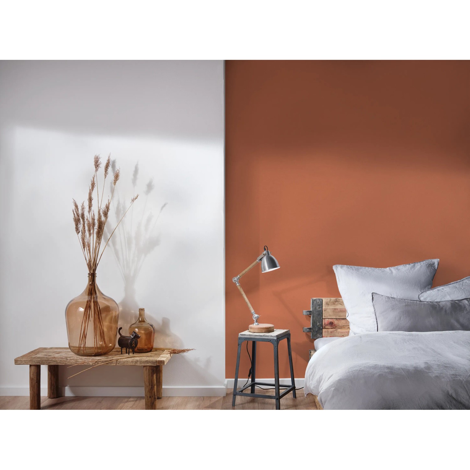 Michalsky Living Change Vliestapete Uni Orange an Wand im Schlafzimmer.