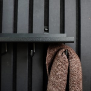 Schwarzes Denpanels Regal mit 5 Haken zur Montage an Akustikpaneelen, inklusive Schrauben.