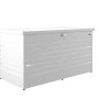 Weiße Biohort Freizeitbox 160 High, eine Universalbox für Gartenutensilien mit abschließbarem Deckel.