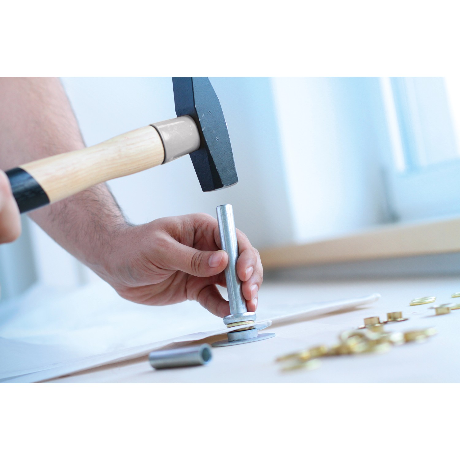 LUX Ösenstempel Classic im Einsatz mit Hammer und Ösen, Werkzeug zum Ösen von Materialien.