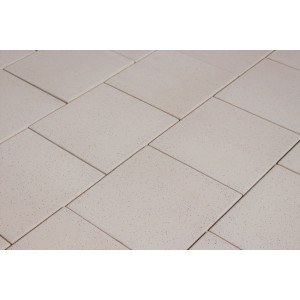 Verlegte, gelbliche Terrassenplatten Classic Kristall 40x40 cm aus Beton.