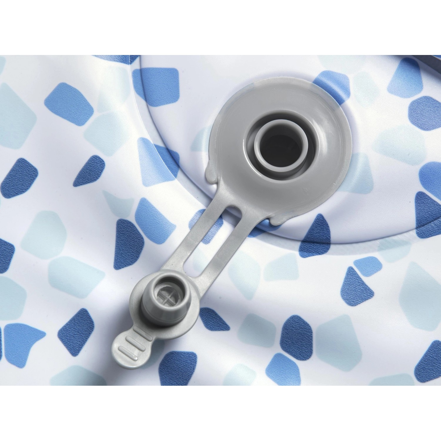 Detailaufnahme: Aufblasventil des Bestway Lay-Z-Spa St. Lucia AirJet Whirlpools mit Mosaikmuster.