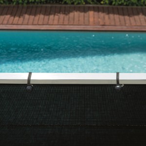 Tenax Sichtschutznetz Texstyle Prive, 1x5m, anthrazit, am Pool befestigt.