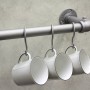 Gardinia Eckstück Industrial Home, Ø 25 mm, silberfarben, mit Tassen an einer Stilgarnitur.