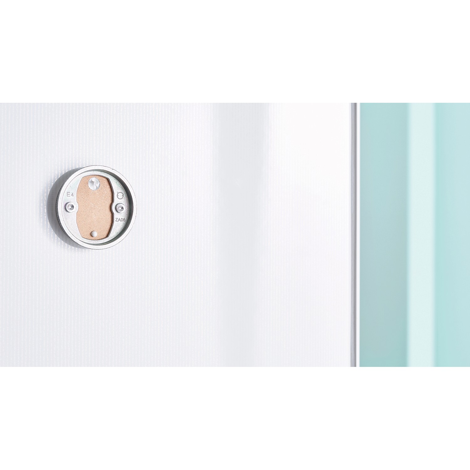 tesa® LOXX Toilettenrollenhalter ohne Deckel, hochglanzverchromt an weißer Wand.
