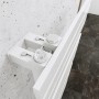 Detailaufnahme: Weißer Schulte Design-Heizkörper Breda mit Wandbefestigung.
