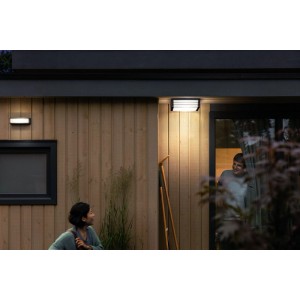 Moderne Philips MyGarden Moonshine Deckenleuchte in Anthrazit an Holzfassade.