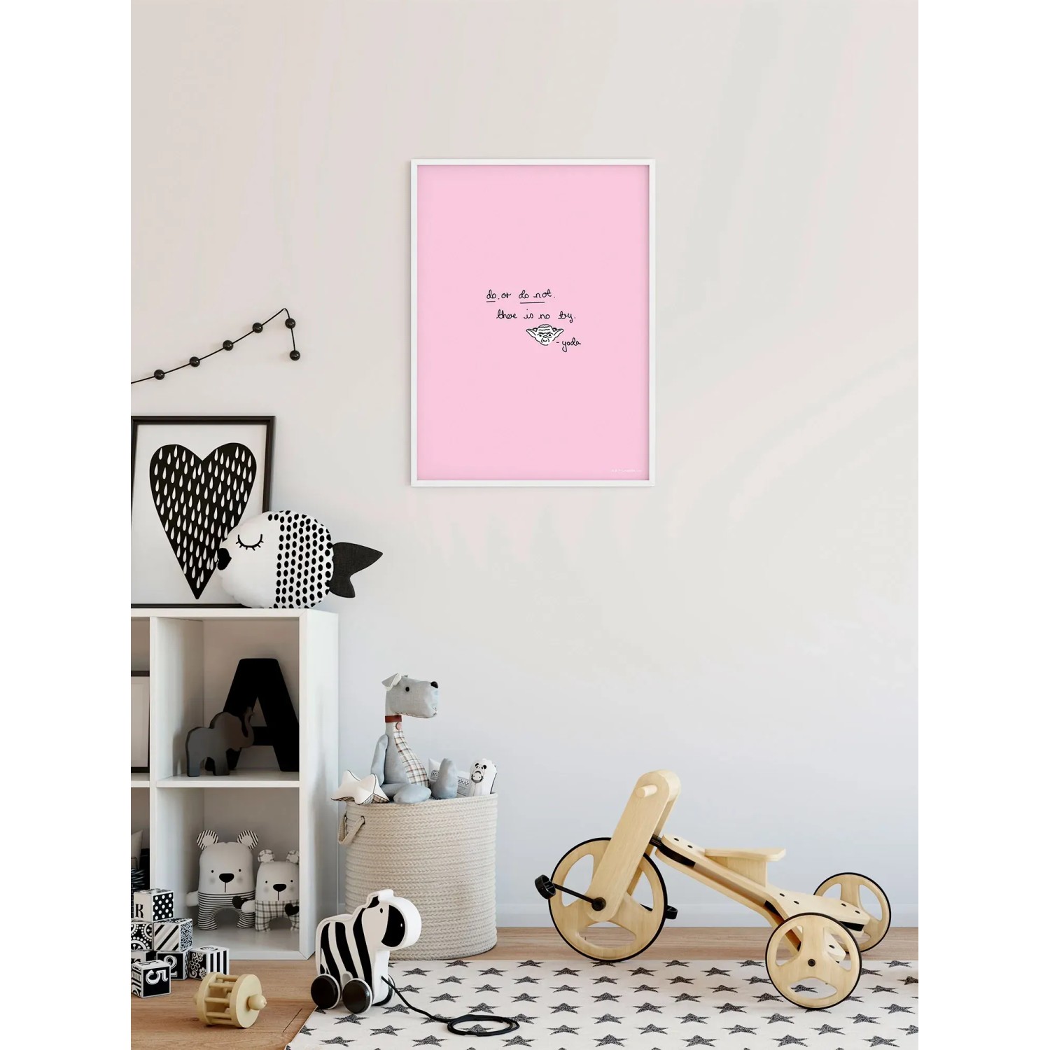 Komar Wandbild Star Wars Yoda Cute, 40x50 cm, gerollt, auf rosa Hintergrund im Kinderzimmer.