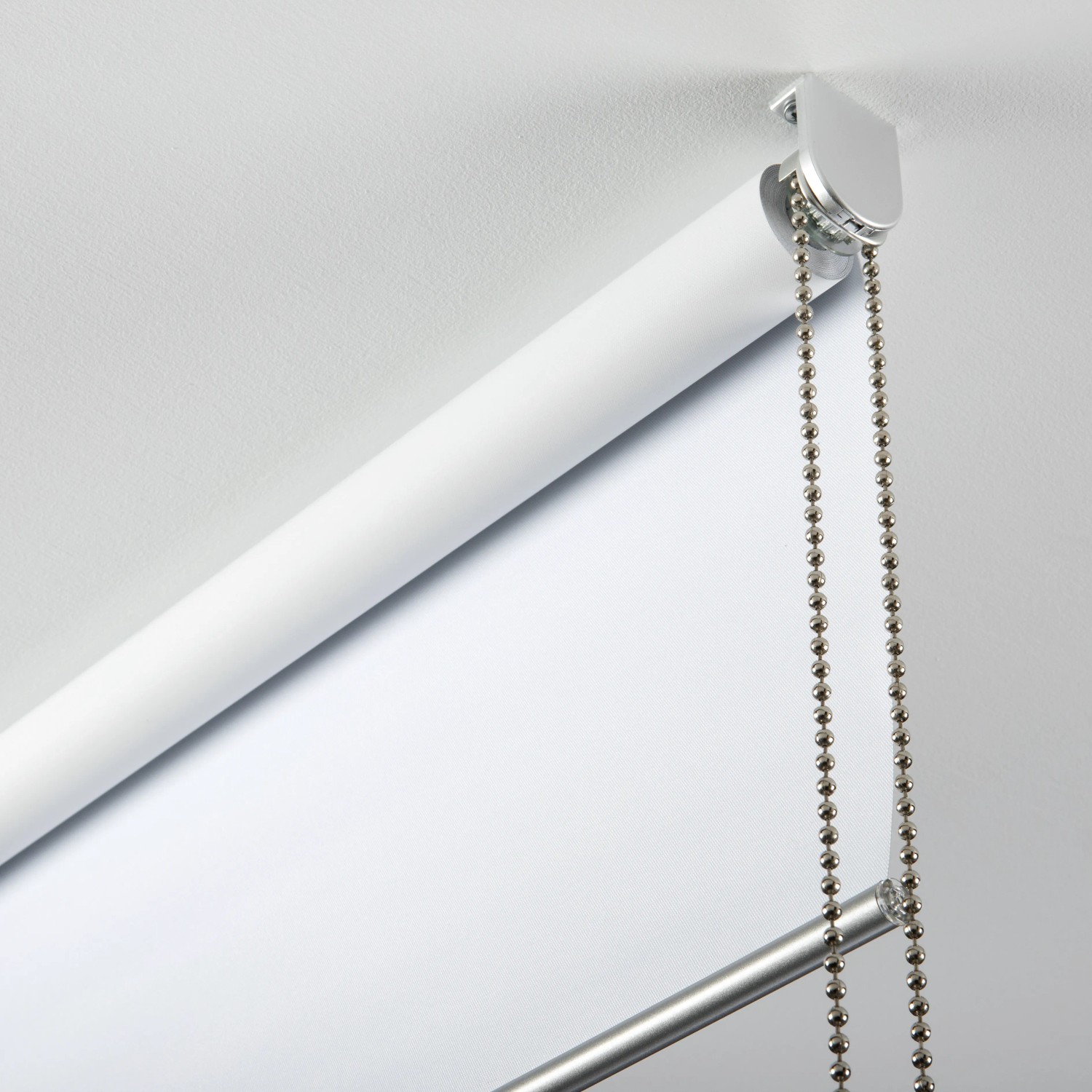 Gardinia Easyfix Rollo Premium, 45x150 cm, Weiß, Detailansicht mit Kettenzug und Halterung.
