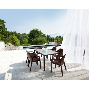 Mokkafarbener Esstisch mit Glasplatte (160x90 cm) und passenden Stühlen auf einer Terrasse.