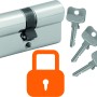 Sicherheits-Haustür Zylinder mit drei Schlüsseln und orangefarbenem Schloss-Symbol.