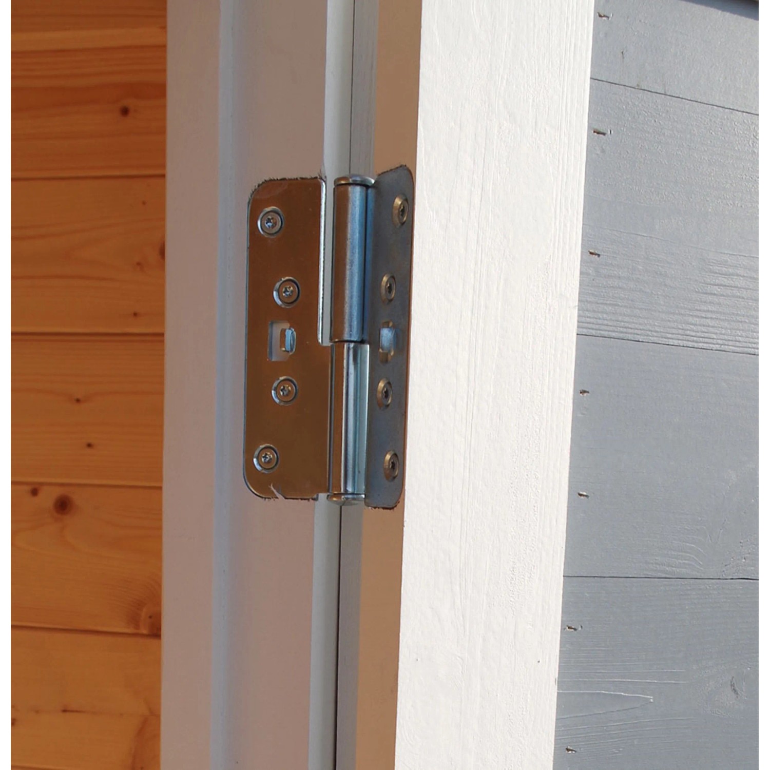 Detailaufnahme: Scharnier an der Tür des Bertilo Gartenhauses aus Holz.