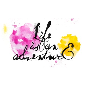 Dekopanel mit dem Spruch „Life is an adventure“ in Schwarz vor Farbklecksen in Pink und Gelb.