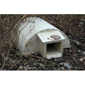 Dobar Igel-Schlafhaus aus Lärchenholz mit langem Eingang, ideal als Unterschlupf.