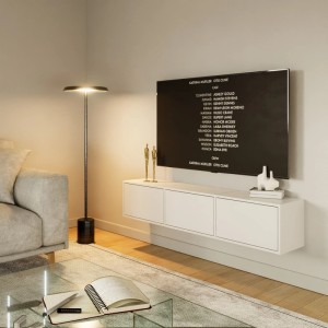 Selsey TV-Hängeboard Framme, weiß, 150 cm breit, wandmontiert, mit drei grifflosen Klappen in modernem Raum.