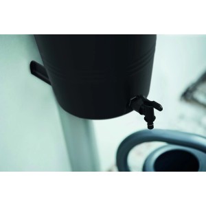 Schwarze Elho Regentonne Green Basics 35 l mit Hahn zur Wasserentnahme.