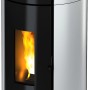 Freepoint Pelletofen Globe, Stahl weiß, 10,5 kW, mit Flamme im Sichtfenster.