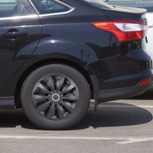Cartrend Radzierblende Fox, 14 Zoll, schwarz matt, am Auto montiert.