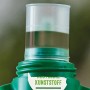 Detailaufnahme: Seramis Bio-Vitalnahrung, Flüssigdünger für Pflanzen und Kräuter in grüner Flasche.