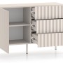 Modernes Selsey Sideboard Derriva in Kaschmir. Gerillte Fronten, offene Tür mit zwei Fächern, drei Schubladen leicht geöffnet.