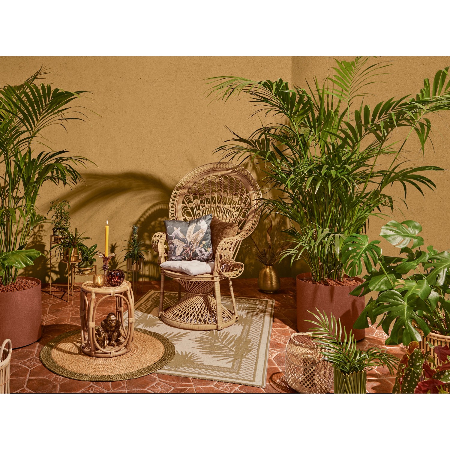 Safari Lodge Teelichthalter aus Glas, braun mit Muster, auf Tisch mit Kerze und Deko.