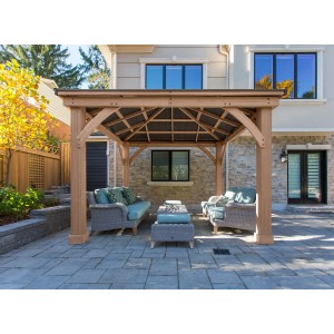 Westmann Holz Pavillon Devon 366x366 cm mit Aluminiumdach und Sitzgruppe im Garten.