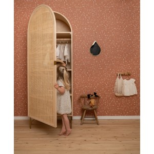 Kinderzimmer mit Little Dutch Vliestapete Wild Flowers Rust Orange und Kinderschrank.