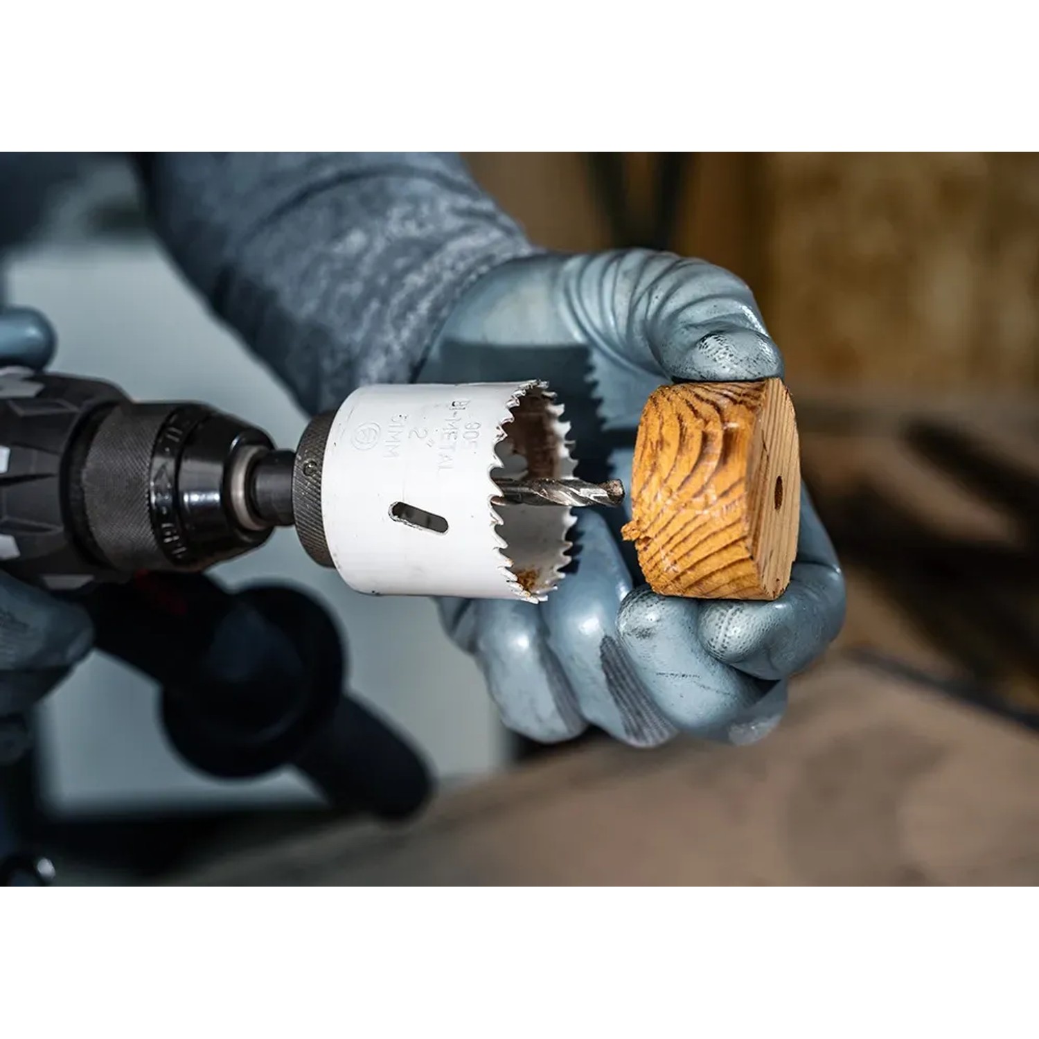 Bosch BI-Metall Lochsäge (Ø 38mm) im Einsatz an Holzstück.