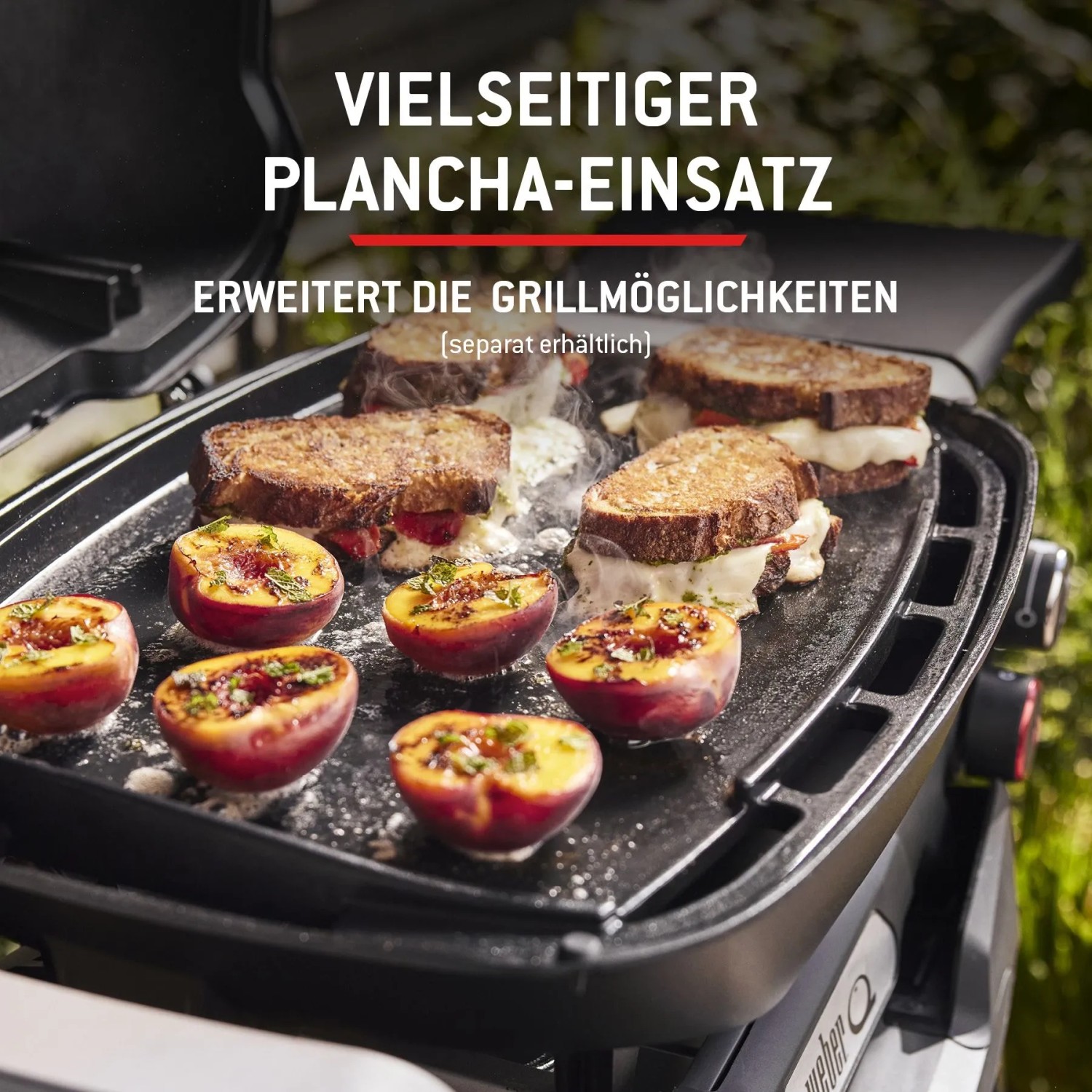 Weber Q2200N Gasgrill mit Plancha Einsatz: Gegrillte Pfirsiche und Sandwiches auf Grillplatte.