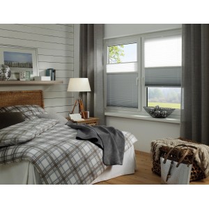 Gardinia Easy Fix Plissee Tag und Nacht, weiß, 40x130 cm am Fenster im Schlafzimmer.
