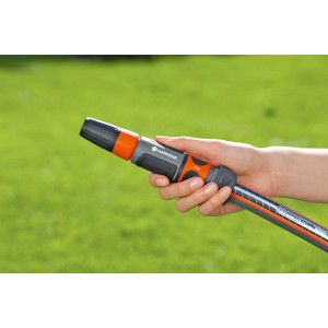 Gardena Wasserstop 19 mm (3/4) in der Hand, Schlauchanschluss für komfortablen Gerätewechsel.