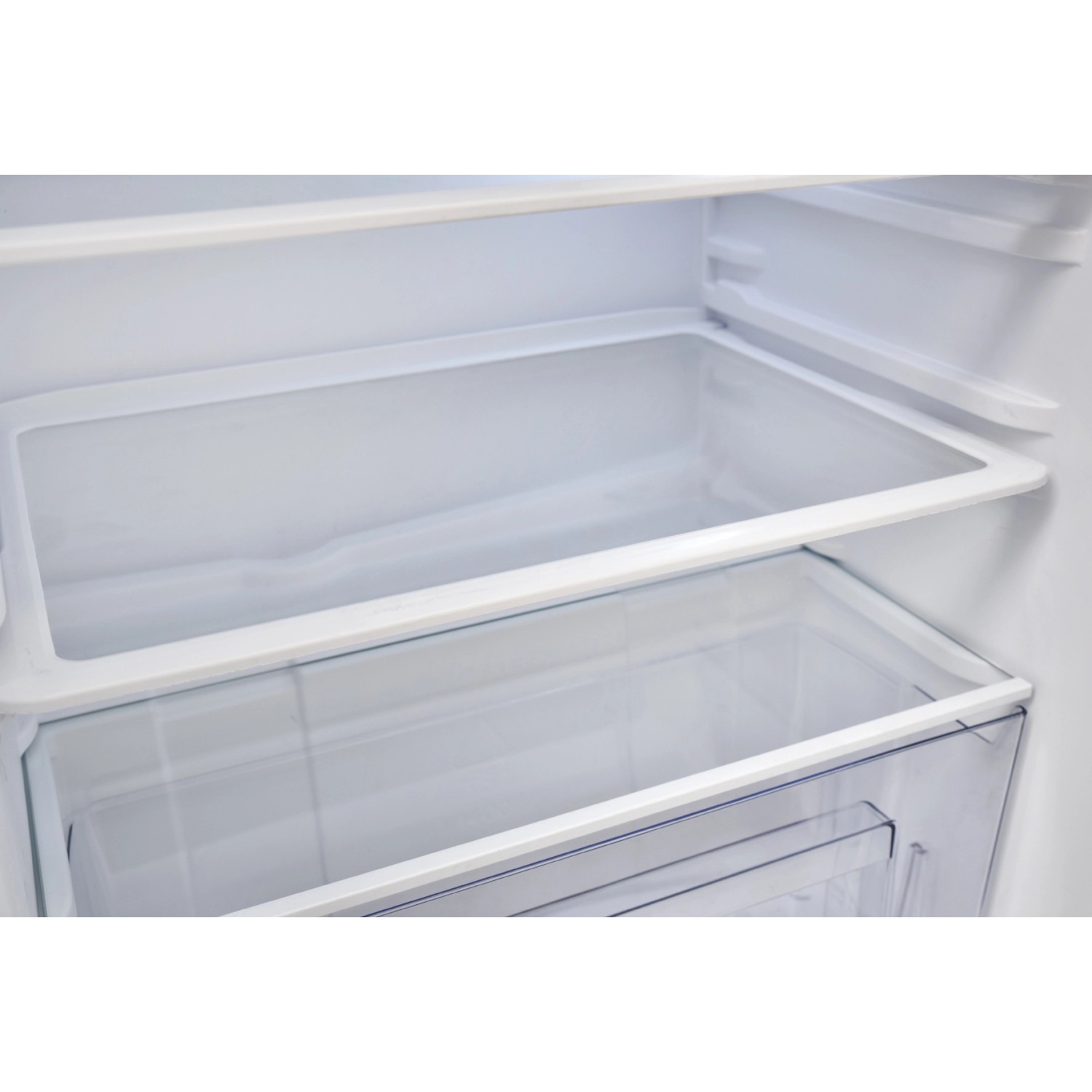 Innenansicht Kühlschrank der Respekta Premium Küchenzeile mit weißen Ablagefächern.