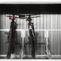 Offene Westmann Fahrradgarage Anthrazit mit zwei Fahrrädern darin.