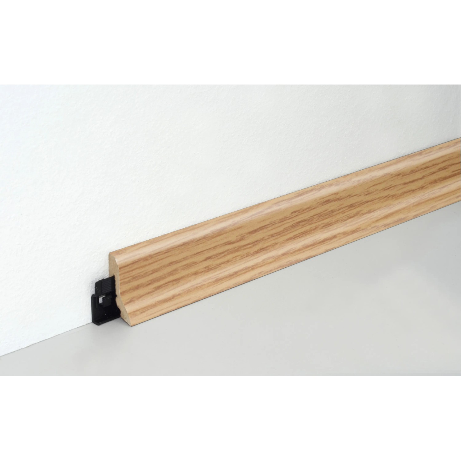 FN Neuhofer Sockelleiste Eiche Dekor, MDF, mit Clip-System montiert.