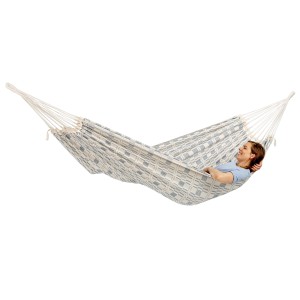 XXL Hängematte Corioca Azul (250x175cm) mit Muster, genutzt von einer Frau. Ideal zum Entspannen im Garten.