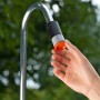 Gardena Gartendusche: Hand reguliert Wasserdurchfluss der Outdoor Dusche.