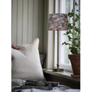 Handgefertigte PR Home Liam Tischleuchte: Messingfuß, blauer Lampenschirm mit Blumenmuster. Skandinavisches Design.