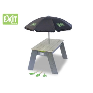EXIT Aksent Sand- und Wassertisch mit Sonnenschirm und Gartenwerkzeug aus Holz.