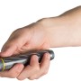 Energizer Vision HD Metall Taschenlampe in Hand, 185 Lumen, mit Batterien.