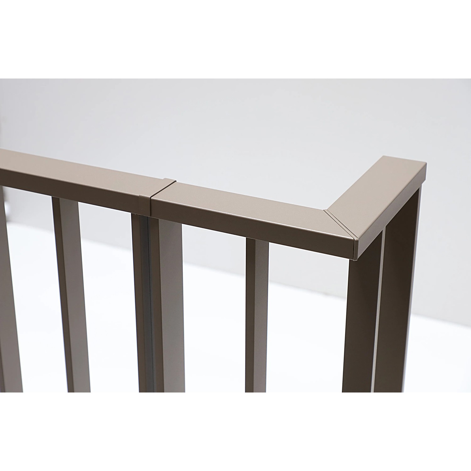 Dieda Eckset Linus in Taupe: Aluminium Eckverbinder für Treppengeländer, Detailansicht.