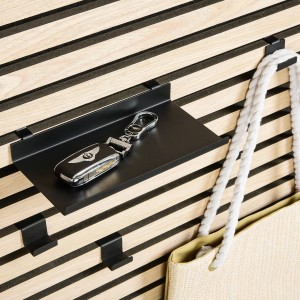 Schwarzes DenPanels Regal (20 cm) für Akustikpaneel mit Schlüssel und Tasche.