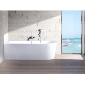 Weißer Ottofond Eck-Whirlpool Modena mit Armatur und Meerblick.