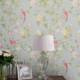 Laura Ashley Vliestapete Summer Palace Duck Egg mit Vogel- und Blumenmuster.