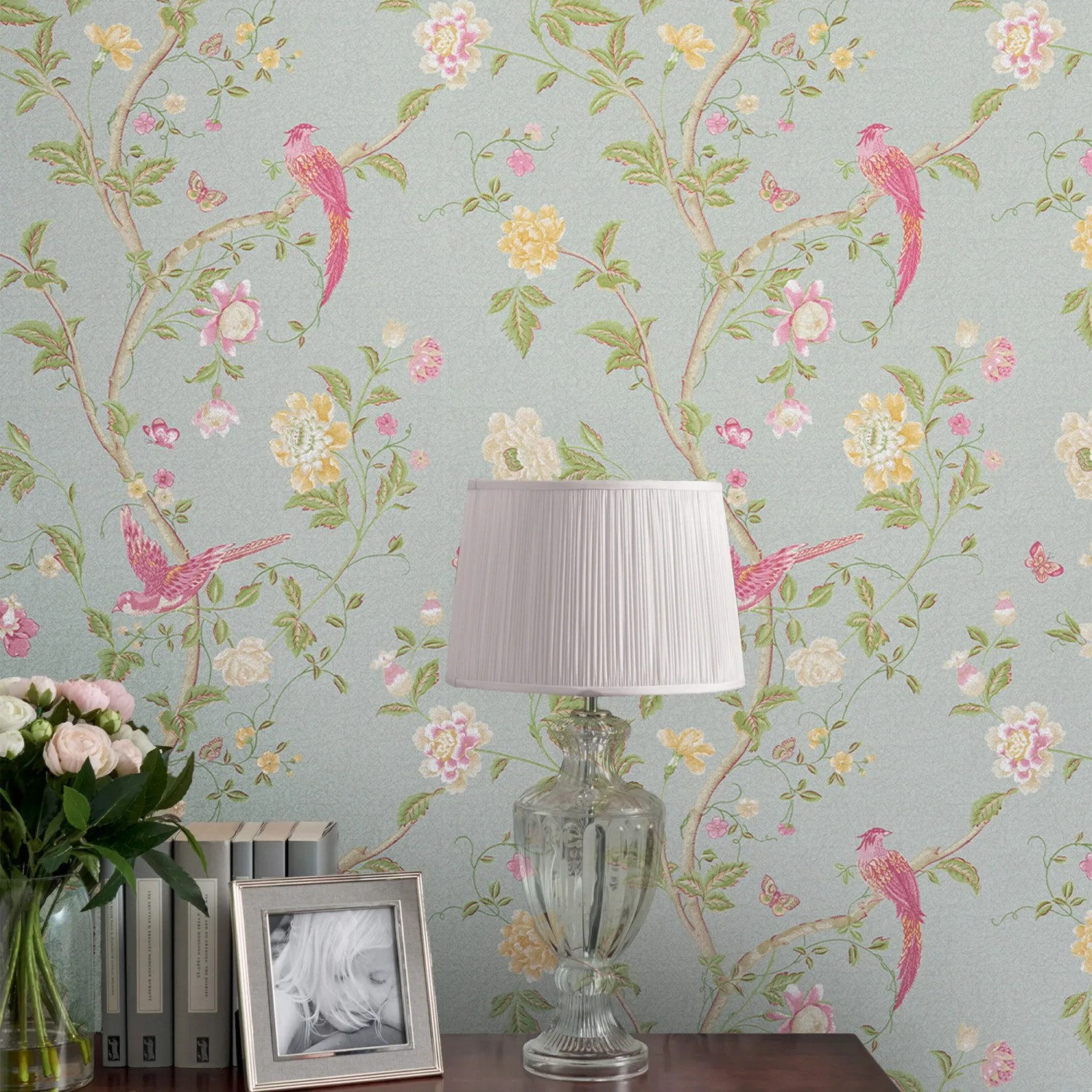 Laura Ashley Vliestapete Summer Palace Duck Egg mit Vogel- und Blumenmuster.