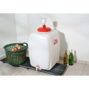 Getränkefass Comfort 110 l aus Kunststoff mit Gärglocke und Auslaufhahn.